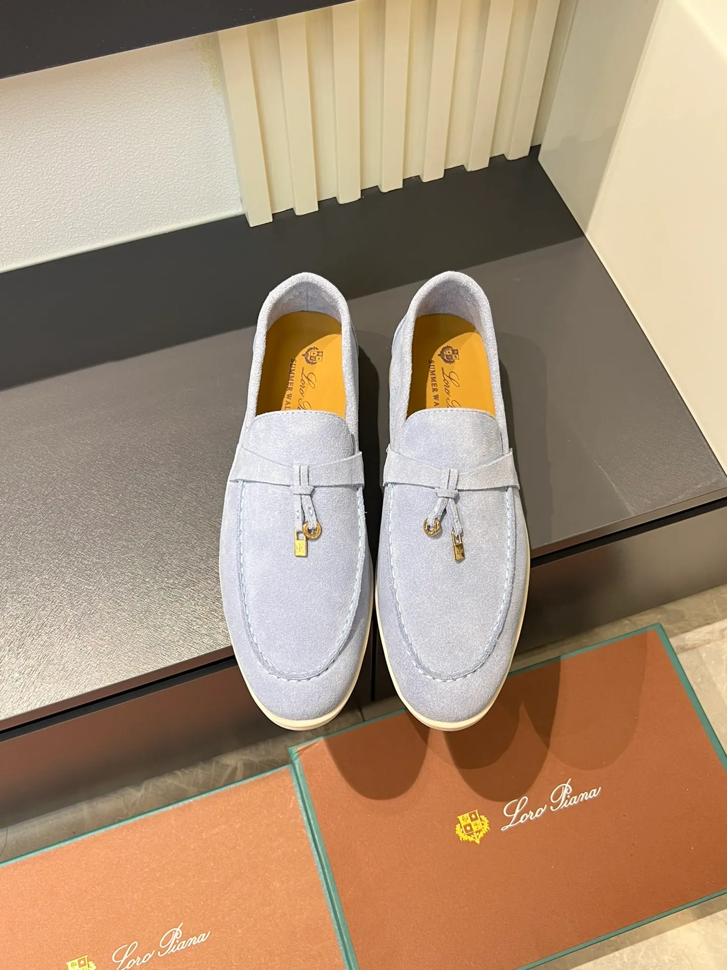 Men's shoes 💰p360 "Loro men's shoes 💰pian'*" Classic L men's shoes for couples 💰p Top version British flat loafers, a must-have item in old money style, the minimalist design is eye-catching and durable, a plus point for dressing The soft foot feel and texture are outstanding. They don’t scratch your feet and are very nice. They are matched with soft and waxy soles. They can be worn daily for a long time without getting tired. They are easy to wear, versatile and classic items, with perfect foot feel and texture! Imported cashmere fabric, the lining is made of imported A-grade water-dyed cow lining, the top version of the genuine leather midsole is sewn with pure handmade mark thread! Size: Female 35-40 (34. Customized) Male 38-44 (45.46. Customized)